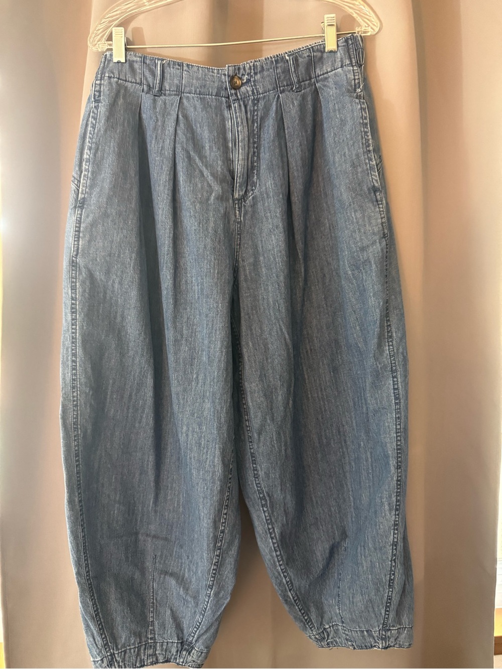 Relaxed Pleated Women's Denim Pants - Light Blue